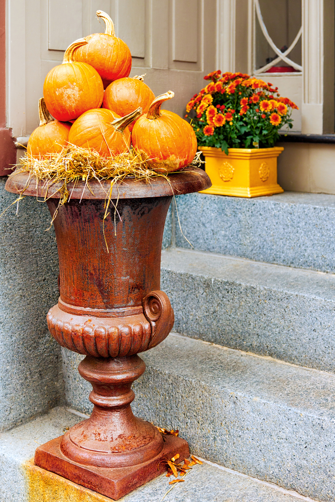 Pumpkins in urn fall outdoor decorating ideas