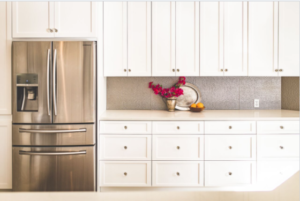 Amy's kitchen features Fasade backsplash in Hammered.